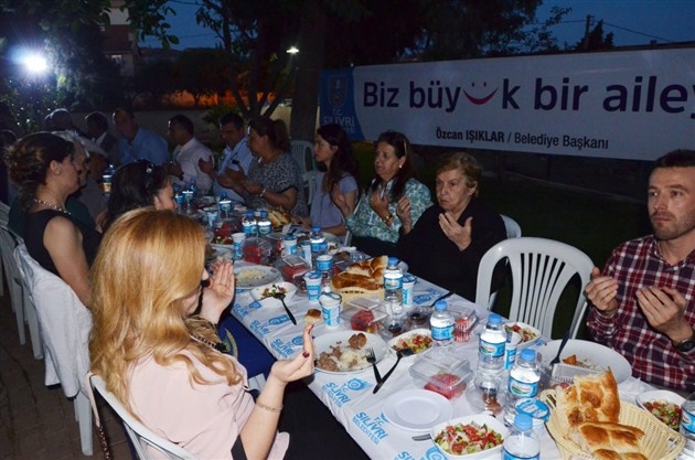 Işıklar sokak iftarlarında
