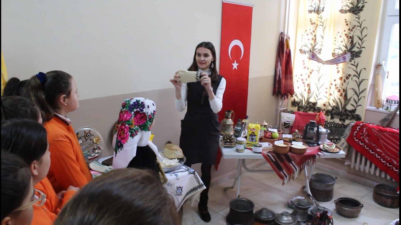 Okul koridoru 'kültür sokağı' oldu!