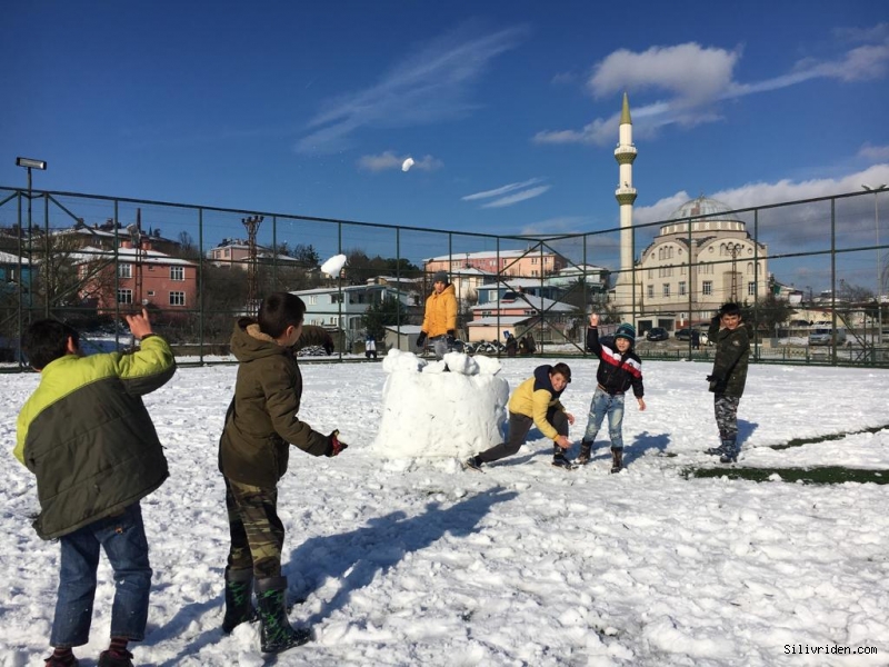 Çocuklar kar sevincini kayarak yaşadılar