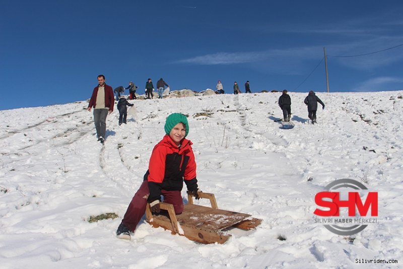 Çocuklar kar sevincini kayarak yaşadılar