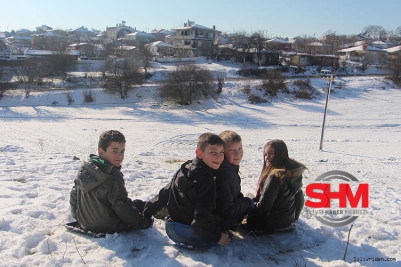 Çocuklar kar sevincini kayarak yaşadılar