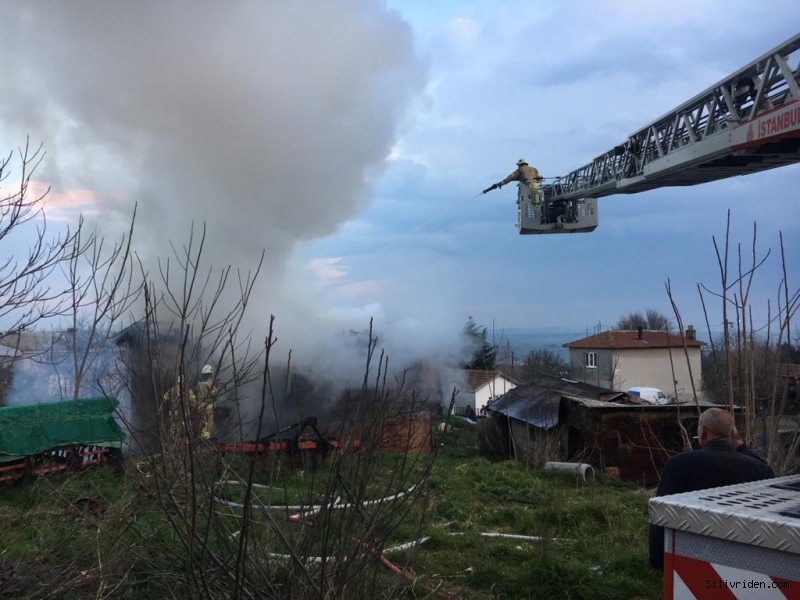 Silivri'de ahşap ev alev alev yandı