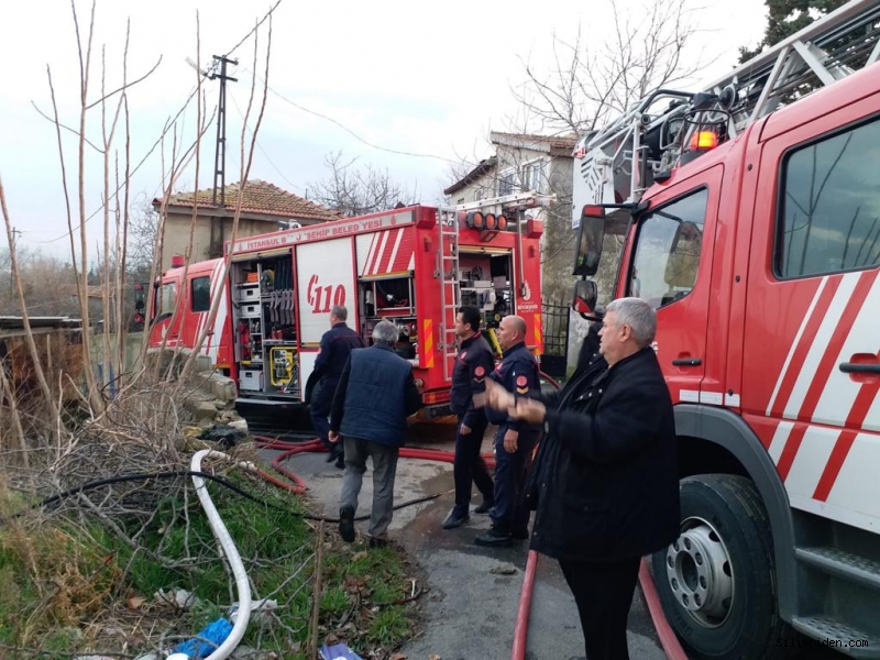 Silivri'de ahşap ev alev alev yandı
