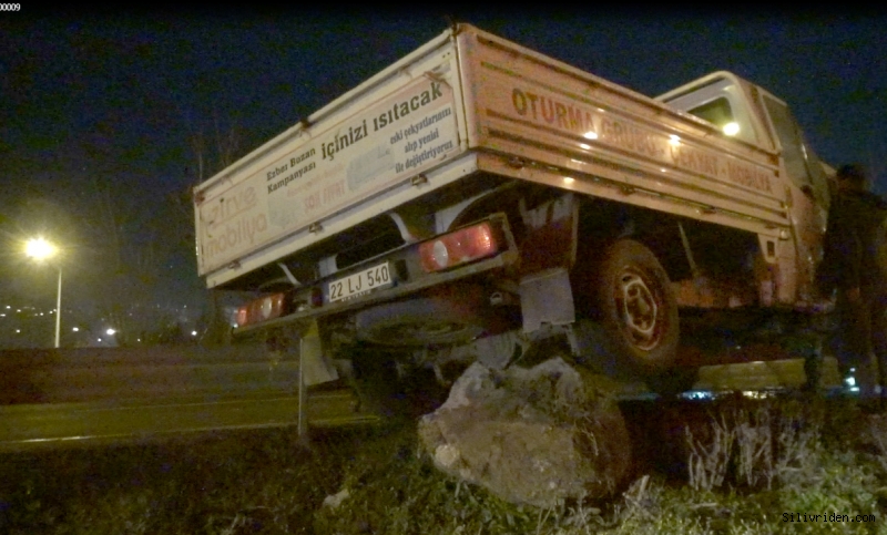 Kamyonet bariyere çıktı