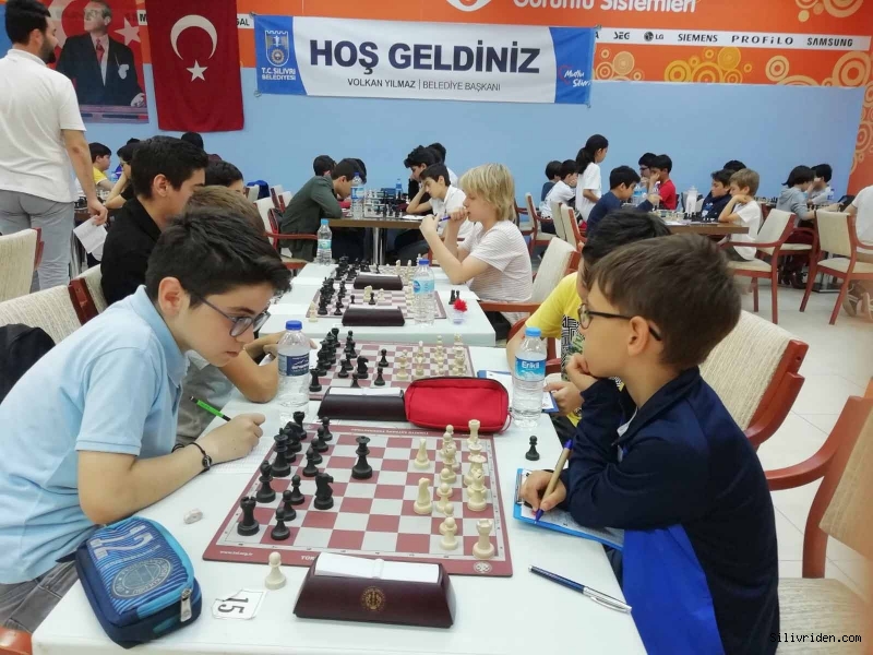 Satranç Turnuvasında Kıyasıya Yarış