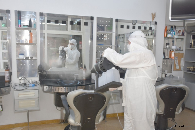 Belediye, kuaför ve berber salonlarını dezenfekte ediyor