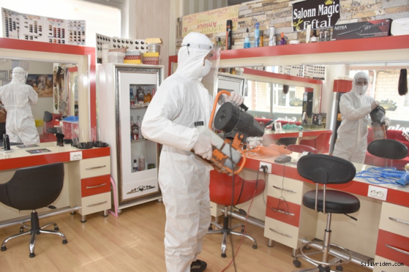 Belediye, kuaför ve berber salonlarını dezenfekte ediyor