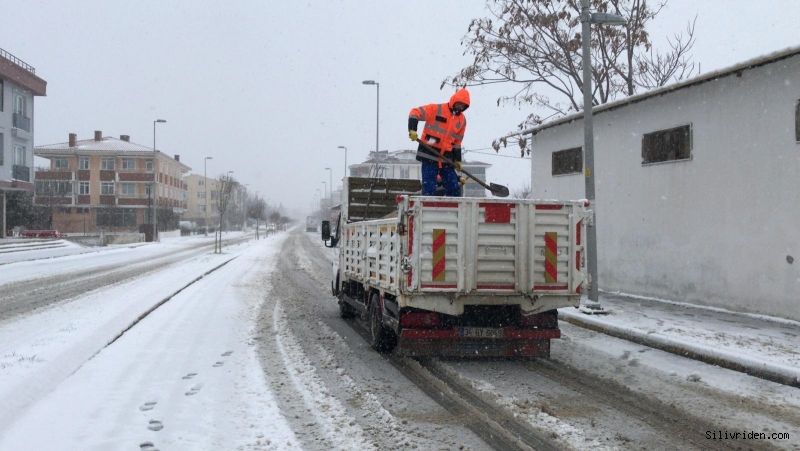 Silivri Belediyesi tüm mahallelerde karla mücadele ediyor