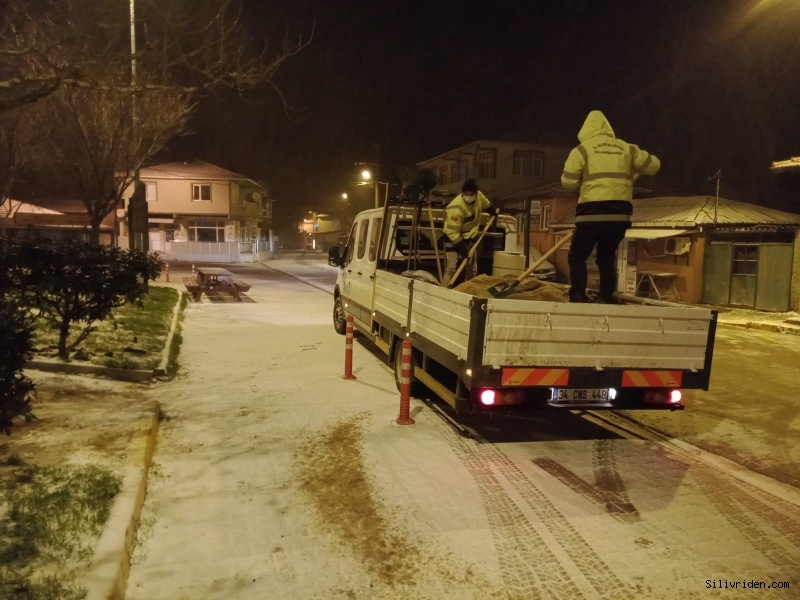 Silivri Belediyesi tüm mahallelerde karla mücadele ediyor
