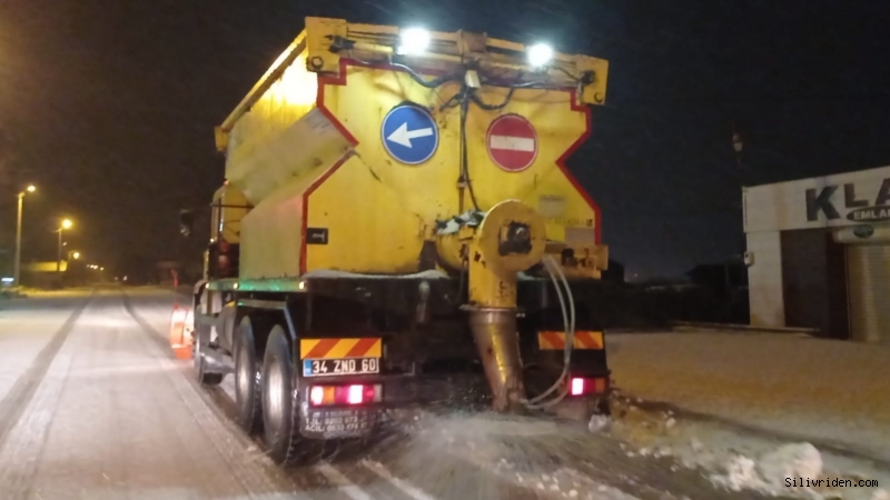 Silivri Belediyesi tüm mahallelerde karla mücadele ediyor