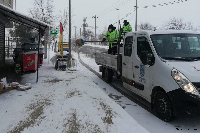 Silivri Belediyesi tüm mahallelerde karla mücadele ediyor