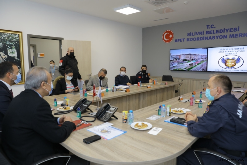 Silivri Belediyesi tüm mahallelerde karla mücadele ediyor
