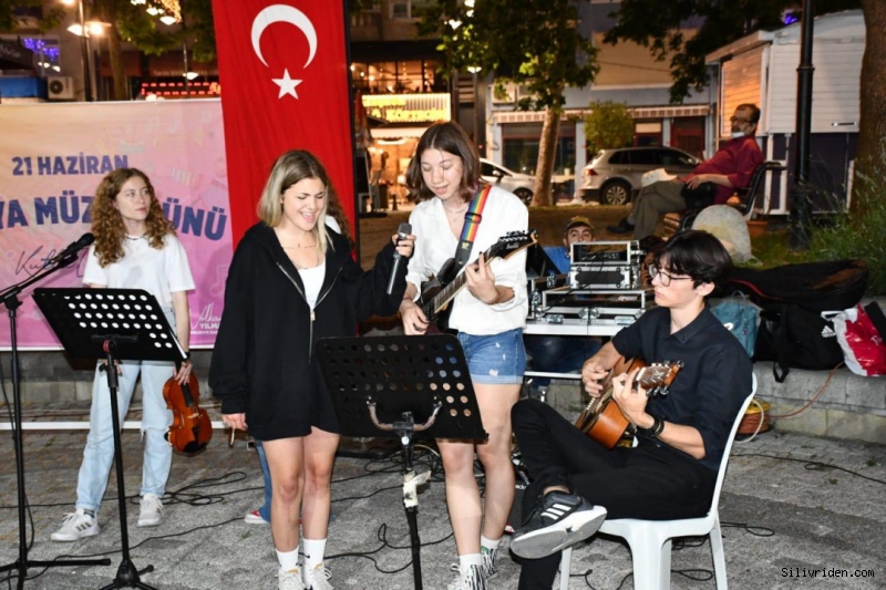 Müzikleriyle sahile renk kattılar