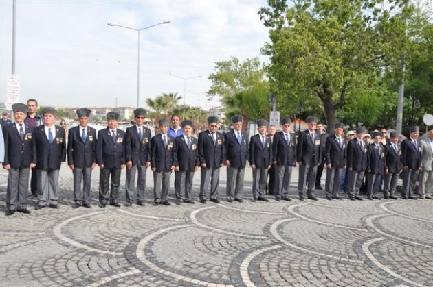 Atatürk Anıtı'na çelenk sunumu yapıldı!