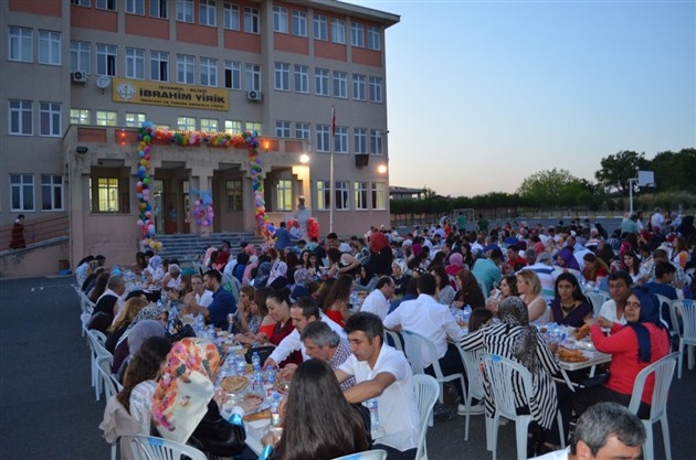 Işıklar sokak iftarlarında