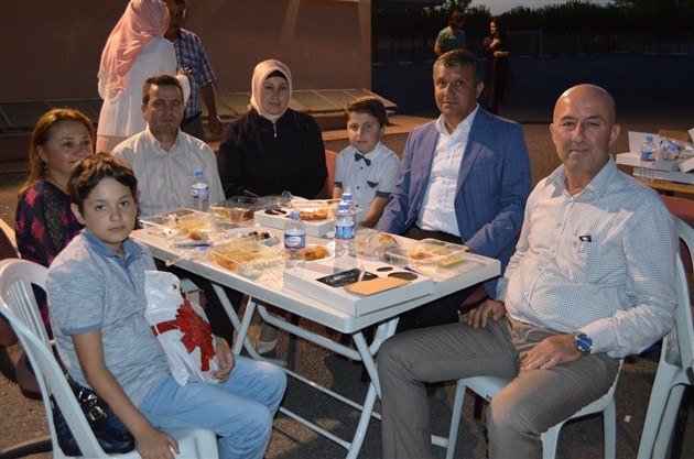 Işıklar sokak iftarlarında