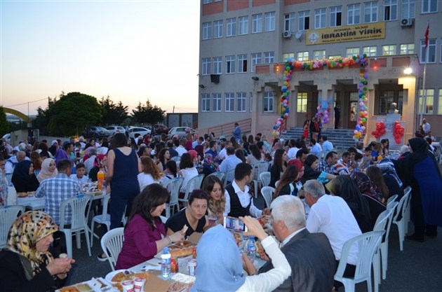 Işıklar sokak iftarlarında