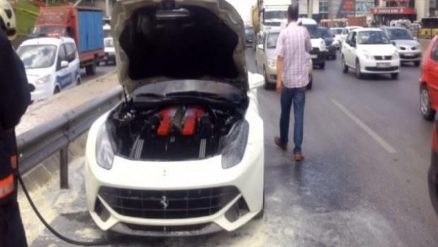 E-5'te Ferrari yandı, trafik felç oldu