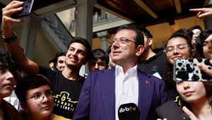 İmamoğlu ‘erteleme’ kararını öğrencilerin arasında yanıtladı