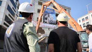 Silivri'de bir bina daha yıkıldı